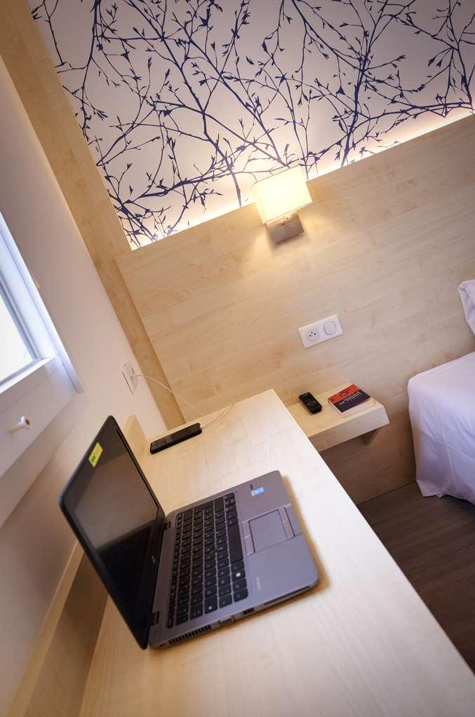 Kyriad Direct Perpignan Nord - Aeroport Rivesaltes Room photo